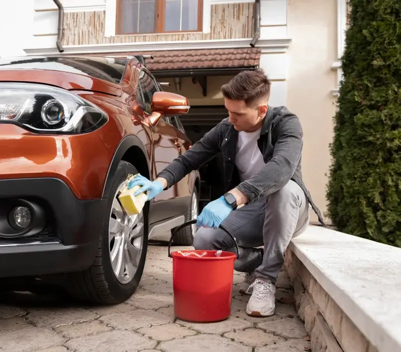 Lavage auto à domicile Morvilliers : professionnel intervenant sur un véhicule